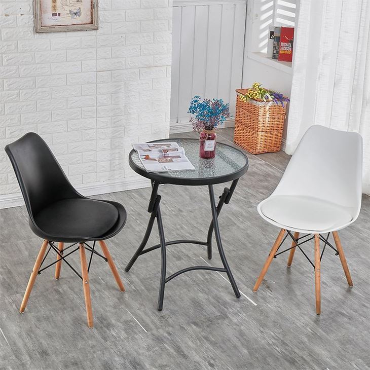 Kunststof eetkamerstoelen met houten poten